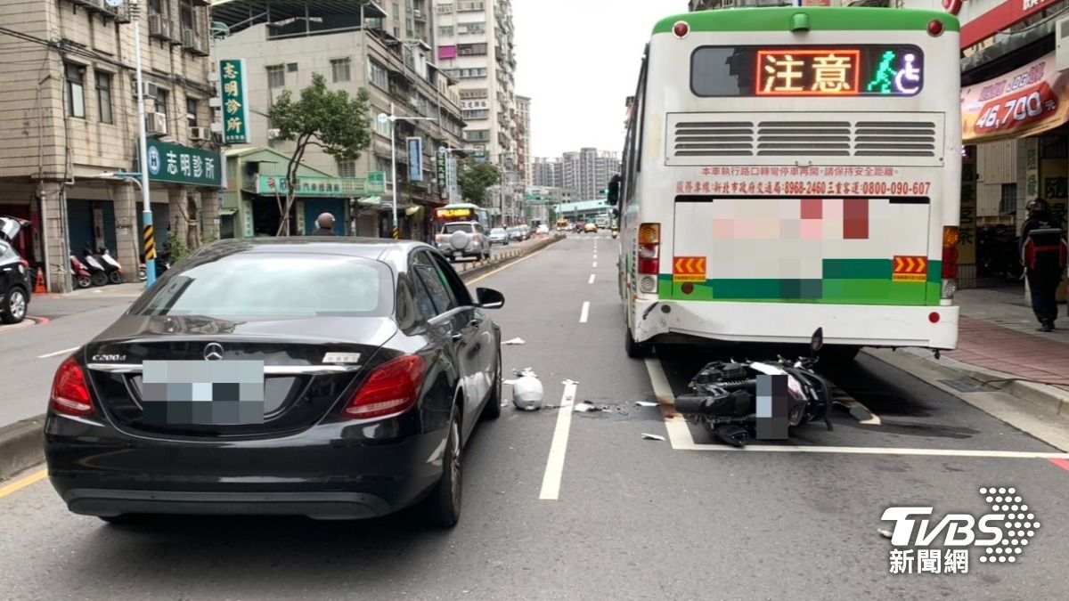 無照撞公車，18歲女高中生險遭輾。（圖／TVBS）