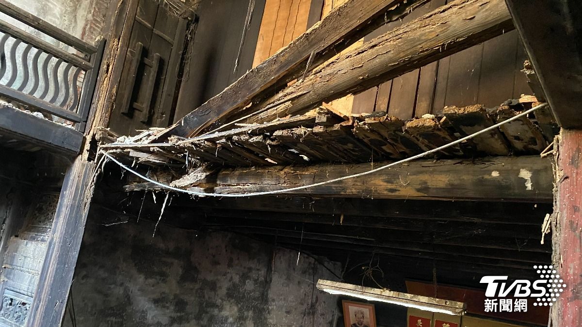 古厝在風吹雨淋、白蟻啃咬下逐漸頹廢。（圖／魏鍾生授權提供）