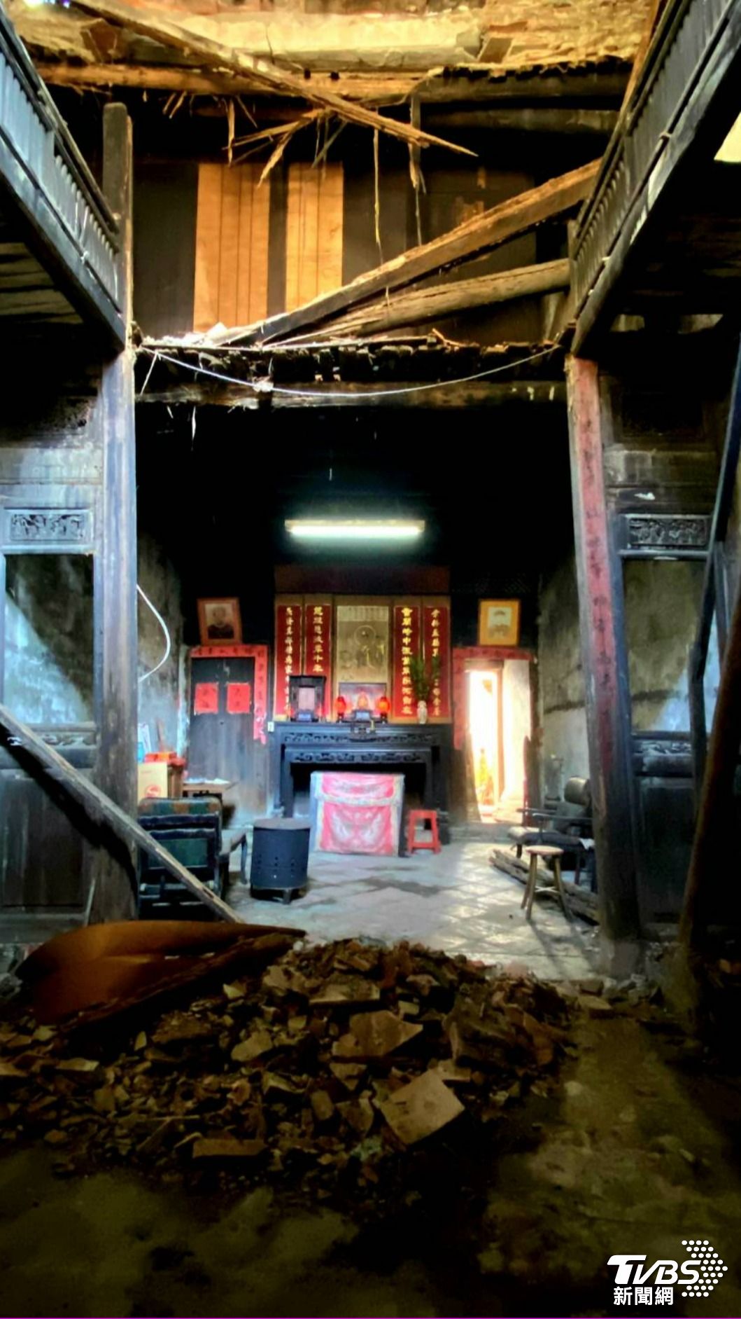 挑高雄偉的樓井面目全非。（圖／魏鍾生授權提供）