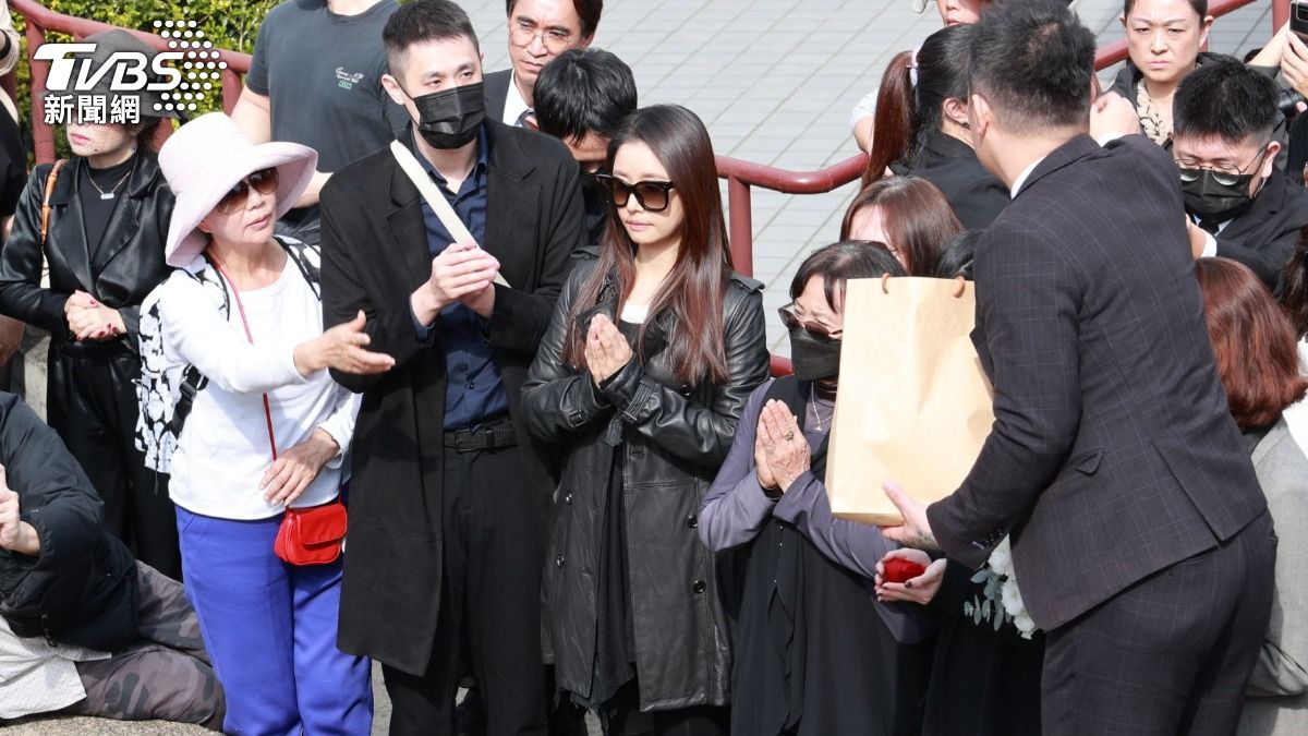 林心如親手在瓊瑤墓地埋花。（圖／趙世平攝）