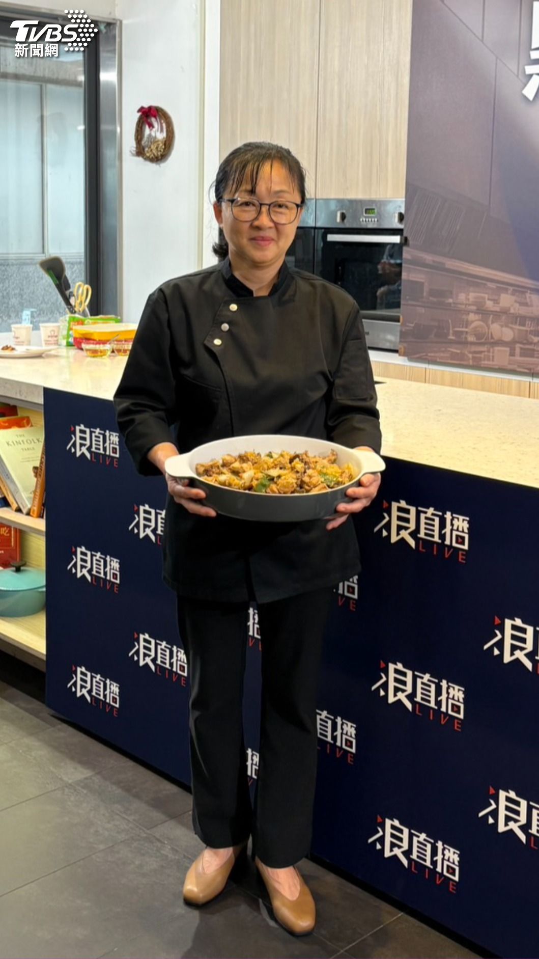 李美英現場烹飪韓國家鄉菜安東燉雞,香氣瀰漫整場記者會。(圖/謝毅攝)