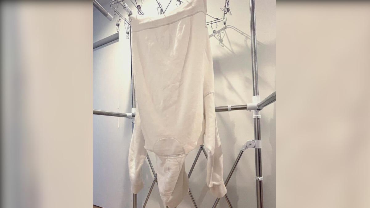 衣服倒掛像極了雙手高喊「萬歲」的模樣，花王也將它稱之為「逆向萬歲乾燥法」。（圖／翻攝自X @kao_attackjp）