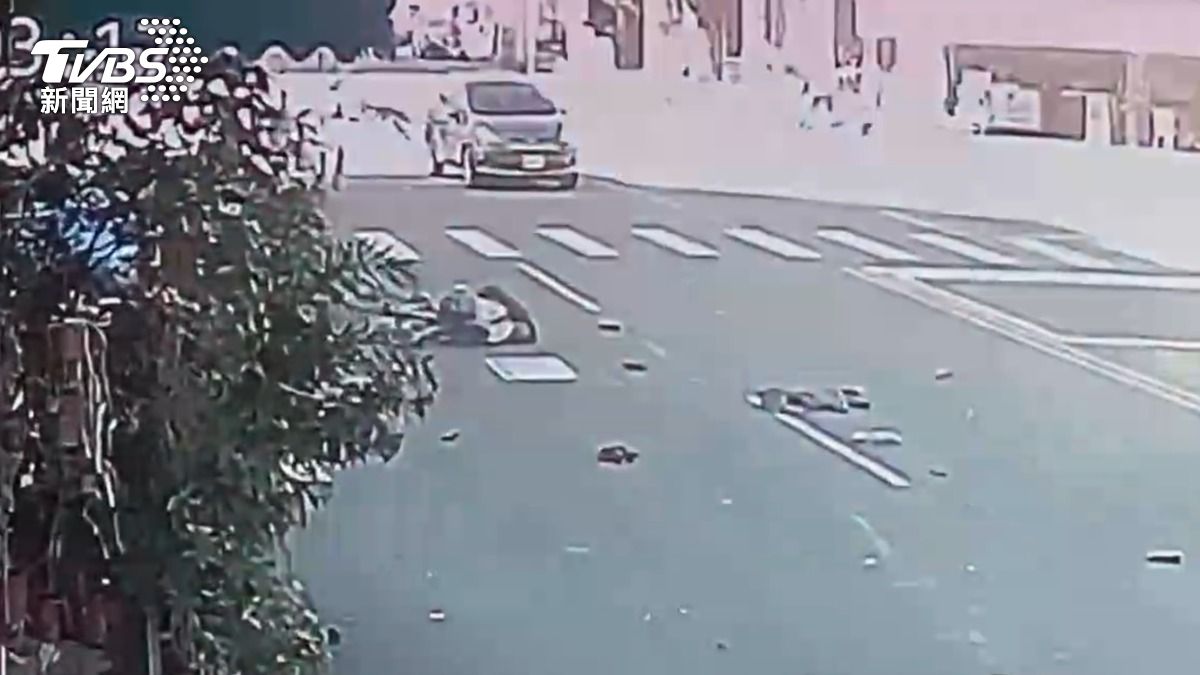 台中市東區今（12）日上午發生一起嚴重車禍。（圖／TVBS）