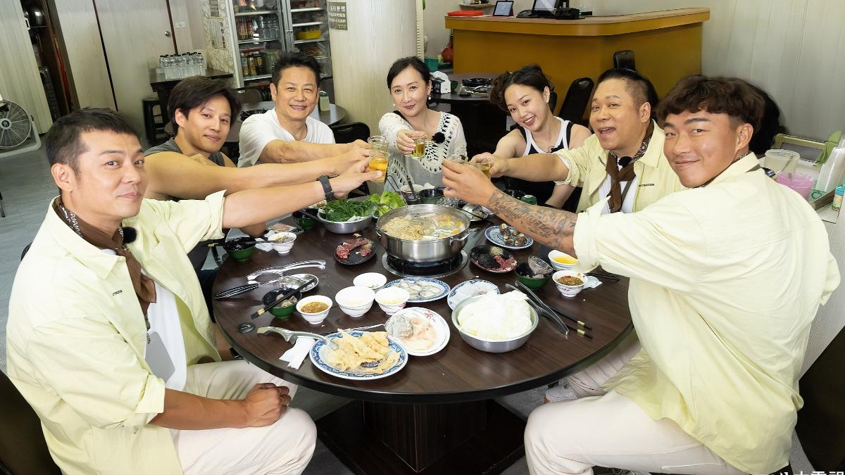 徐乃麟（左三）對卜學亮、郭泓志、姚元浩菜鳥導遊給予高度評價。（圖／八大提供）