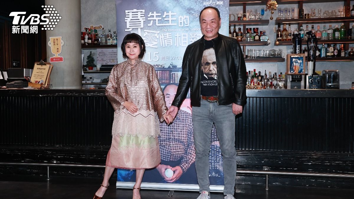 王月（左）、王自強有犧牲色相的演出。（圖／黃城碩攝）