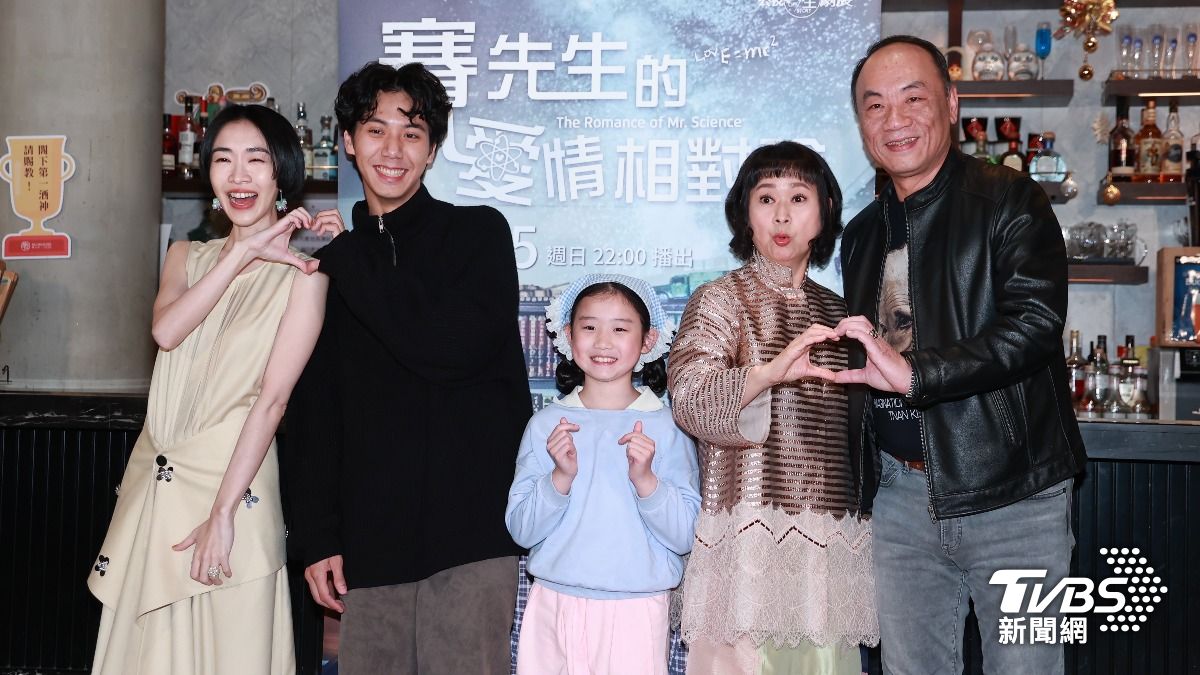 姚吉慧（左起）、曾皓澤、葉子綺、王月、王自強合作《賽先生的愛情相對論》。（圖／黃城碩攝）
