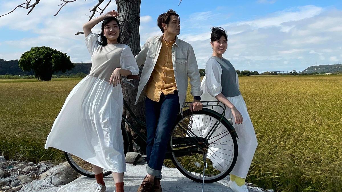 羅文裕（中）帶領彤溫岑二重唱等人前進校園開唱。（圖／大賞門文化提供）