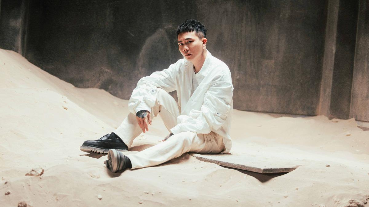 蕭秉治MV用了將近15噸沙子。（圖／相信音樂提供）