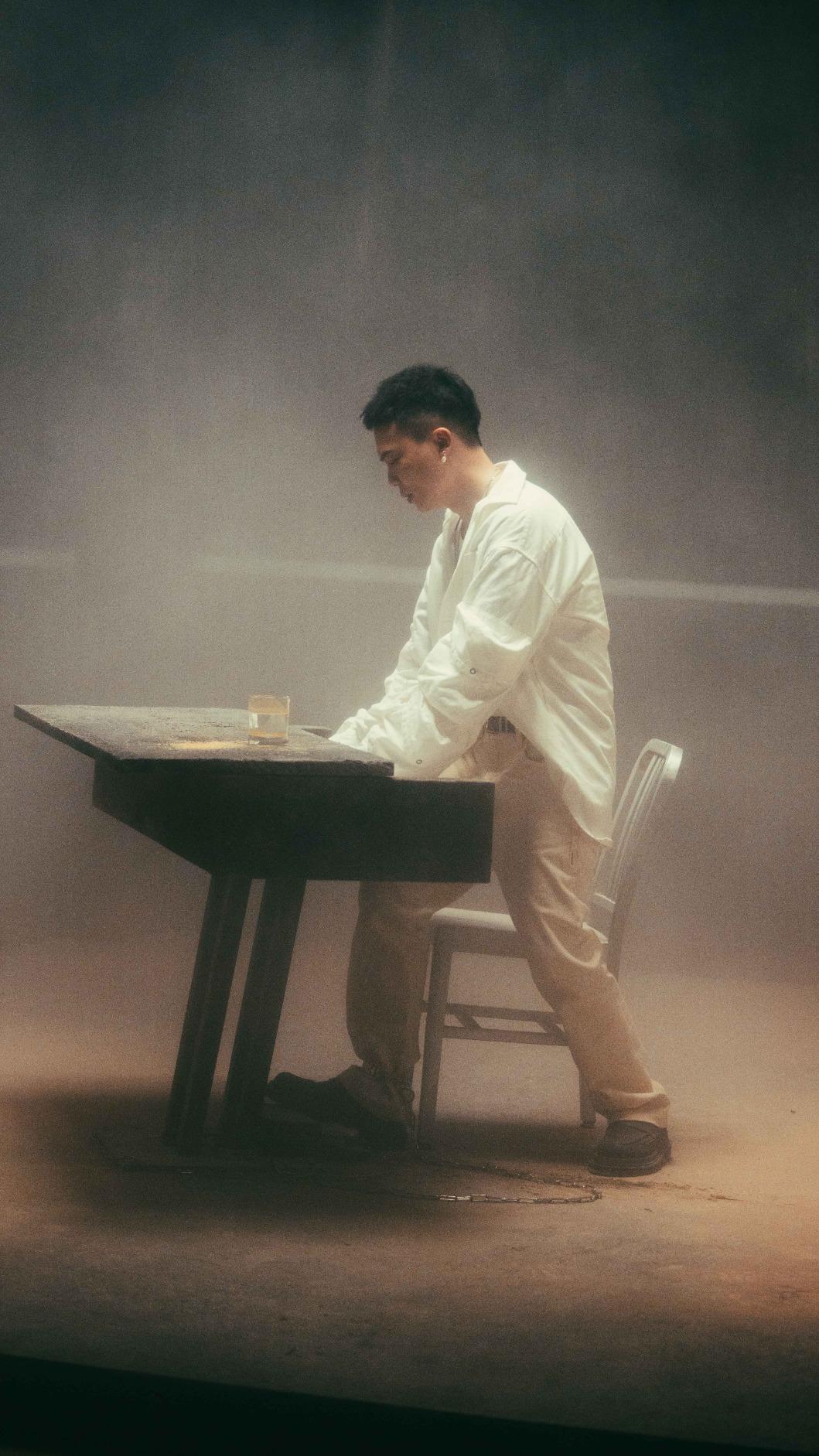 為了呈現孤獨感，蕭秉治獨自在場景裡彈琴。（圖／相信音樂提供）