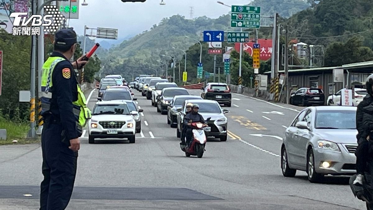 明後兩天（14、15）日的大湖草莓溫泉季，將湧入4萬車次、12萬人次旅客。（圖／TVBS）