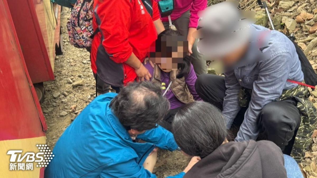 阿里山林鐵列車擦撞上一位違規闖軌道的登山客。（圖／TVBS）