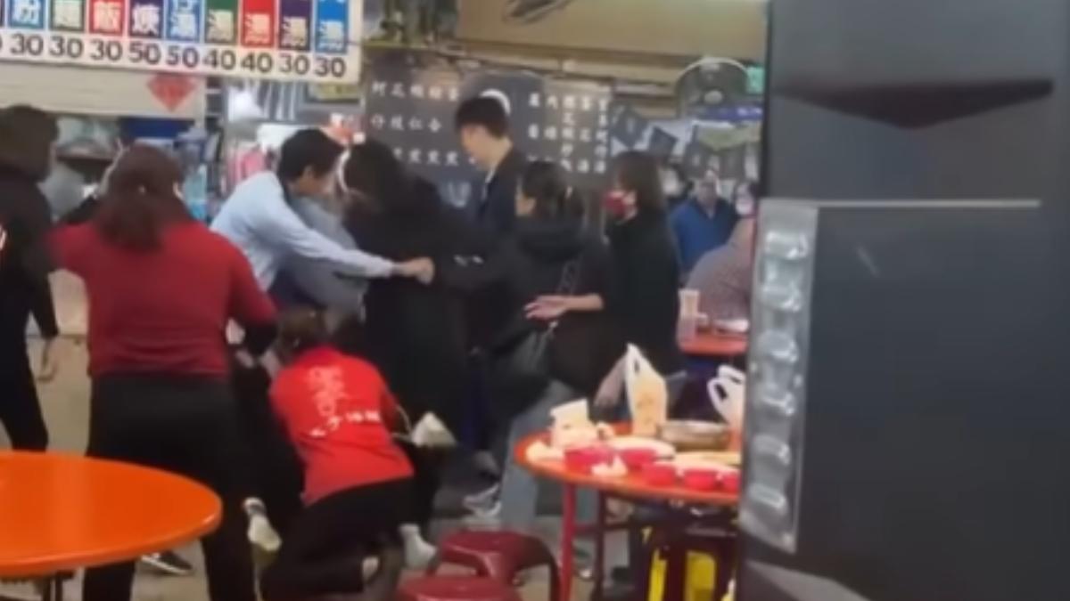 衝突被壓制後，還有人不解氣衝上前補腳狂踹。（圖／翻攝自臉書「東港五四三」）