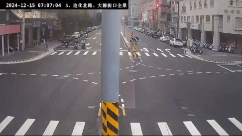 計程車撞上行人庇護島。（圖／TVBS）