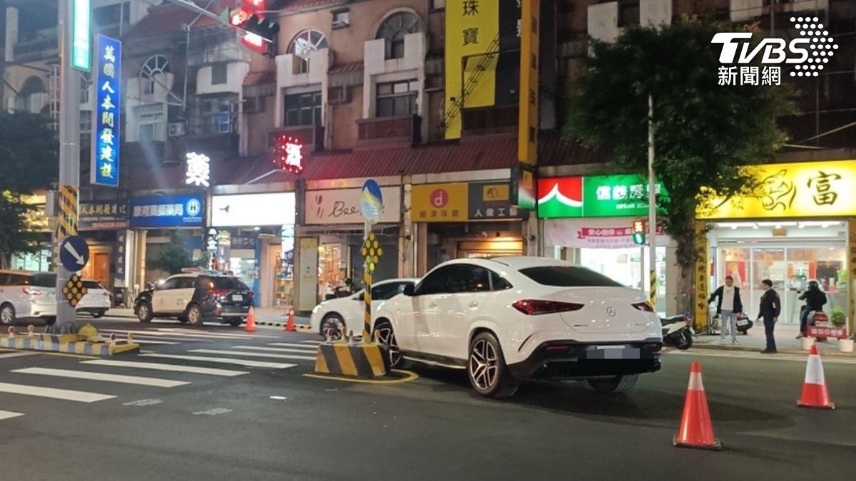 日前才有賓士車撞行人庇護島。（圖／TVBS）