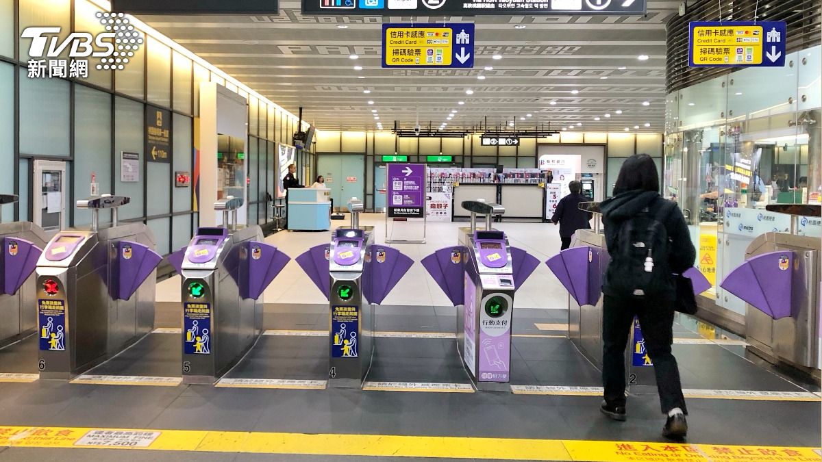 機場捷運114年1月2日起全線票價新台幣10元優惠恢復原價，非機場端往返票價仍有5元優惠，桃捷公司16日表示，避免實施日壅塞，本月23日開放預購及優退原定期票。（圖／中央社）