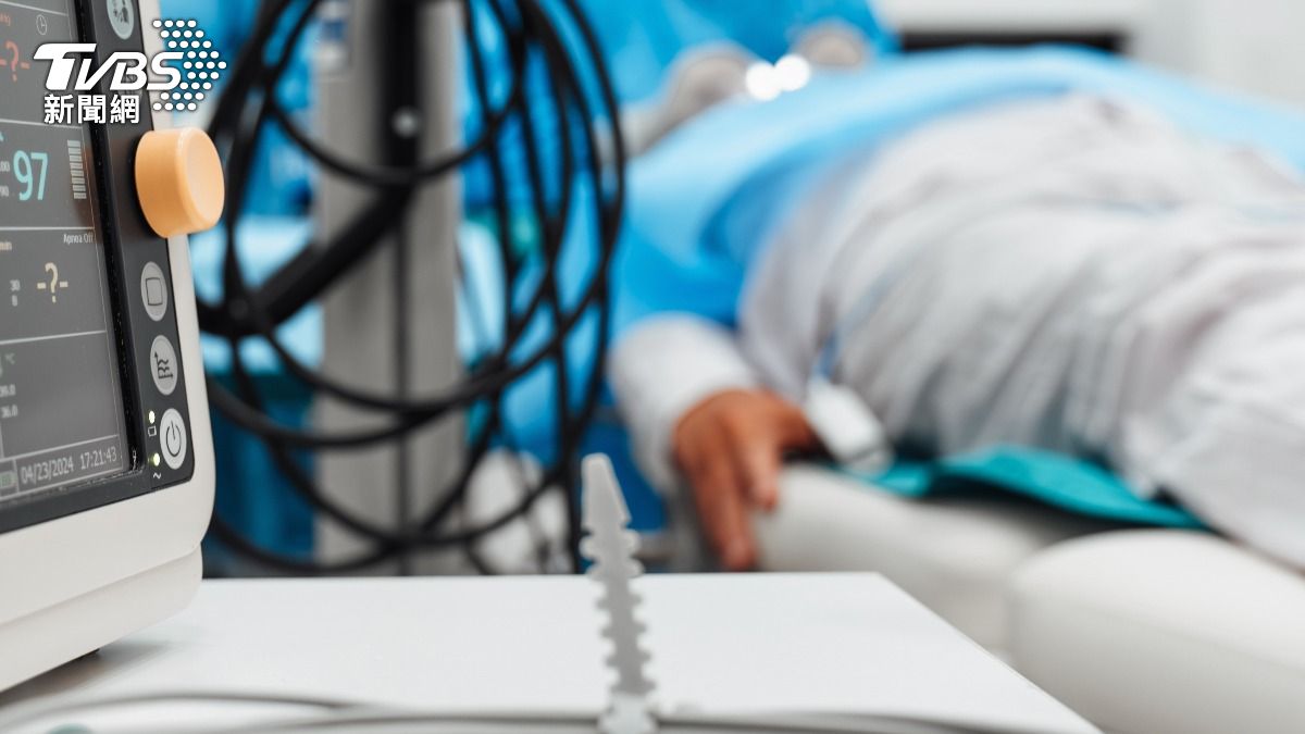 一名癌症病患因為堅信氣功和自然療法，最後惡化癌末腫瘤擴散全身，不到半年就離世。（示意圖／Shutterstock達志影像）