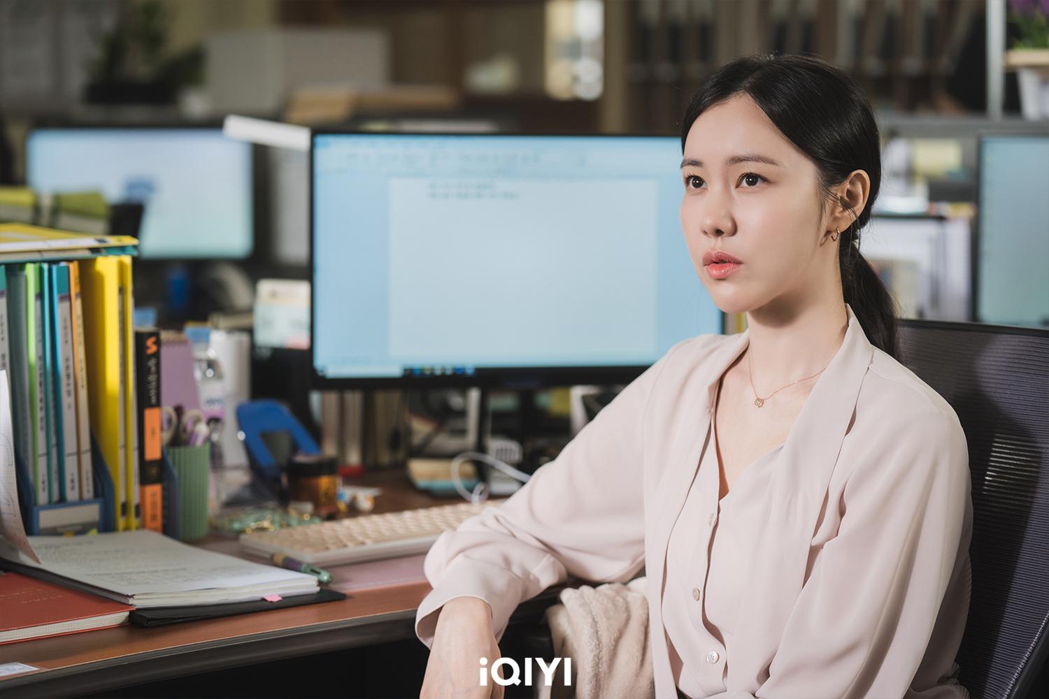 金叡園飾演獨木高中的數學老師「車智慧」。(圖/iQIYI愛奇藝國際版提供)