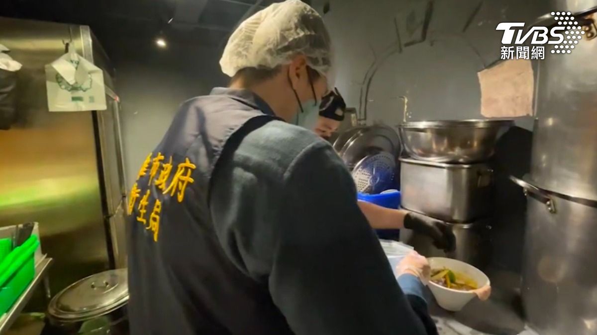 Health dept. inspect Kaohsiung eatery (TVBS News) Kaohsiung eatery closes after suspected food poisoning