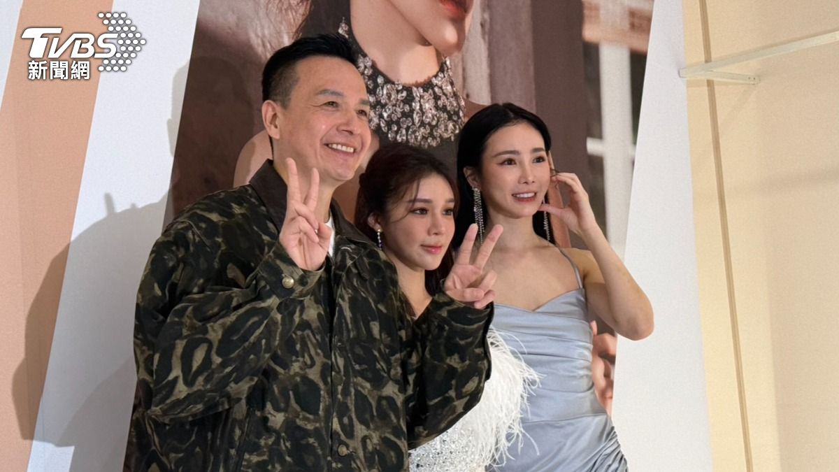 舒子晨（右）和小鐘（左）替Dolly的新店開幕站台。（圖／陳薈涵攝）