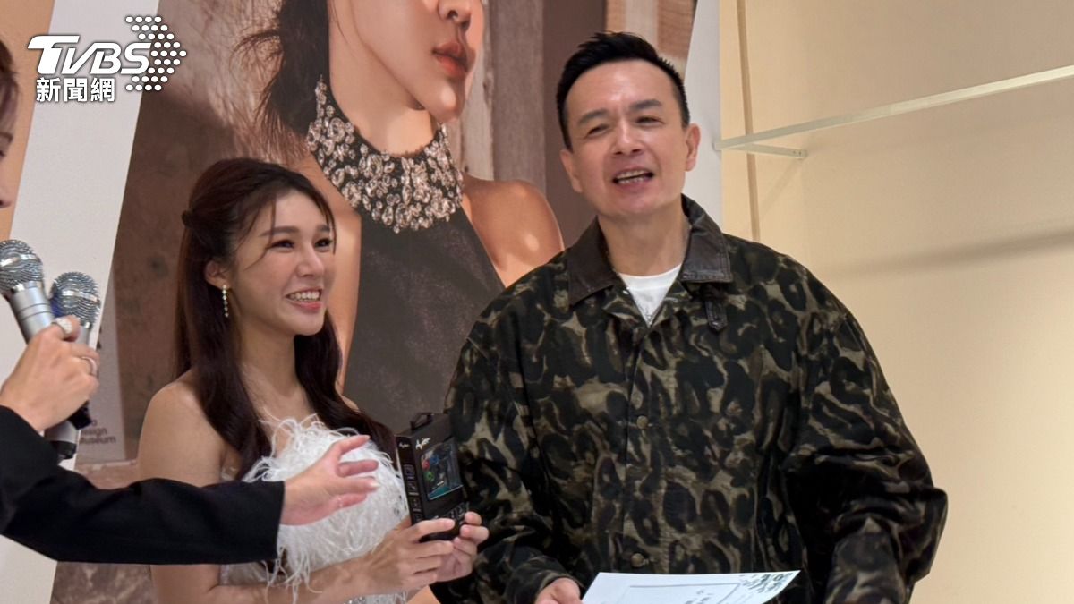 小鐘（右）送給單身的Dolly音源線，更苦笑說聯誼失敗。（圖／陳薈涵攝）