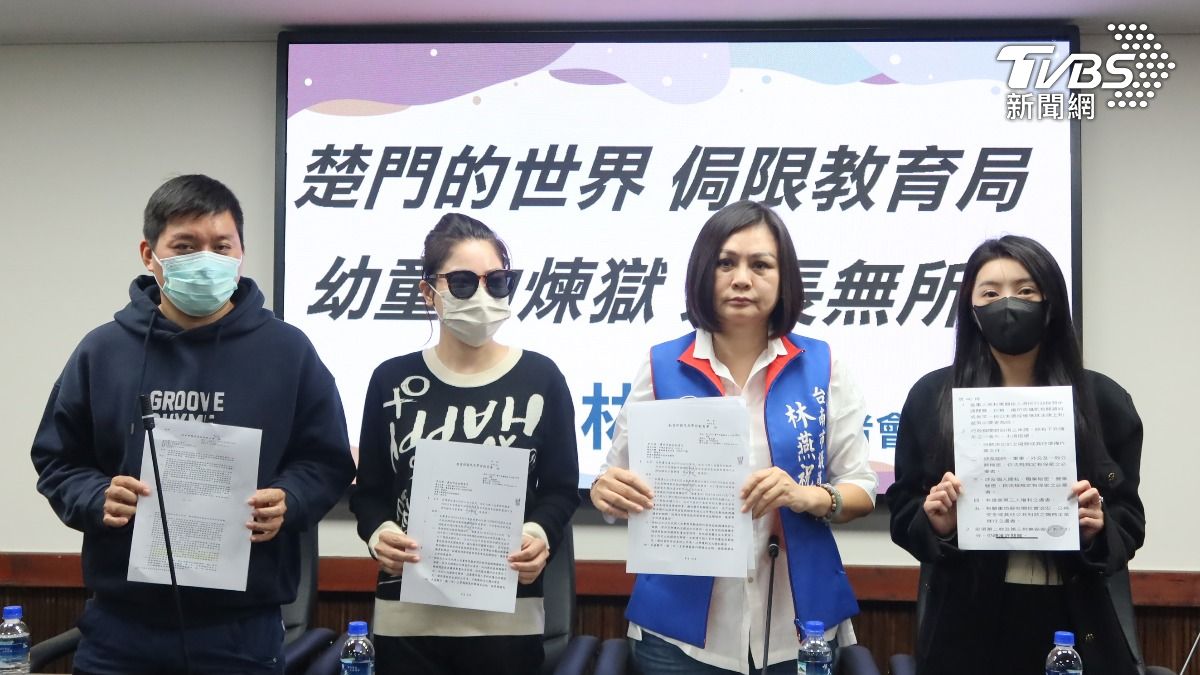 台南市議員林燕祝（右二）召開記者會，踢爆永康區知名幼兒園不當管教。（圖／TVBS）