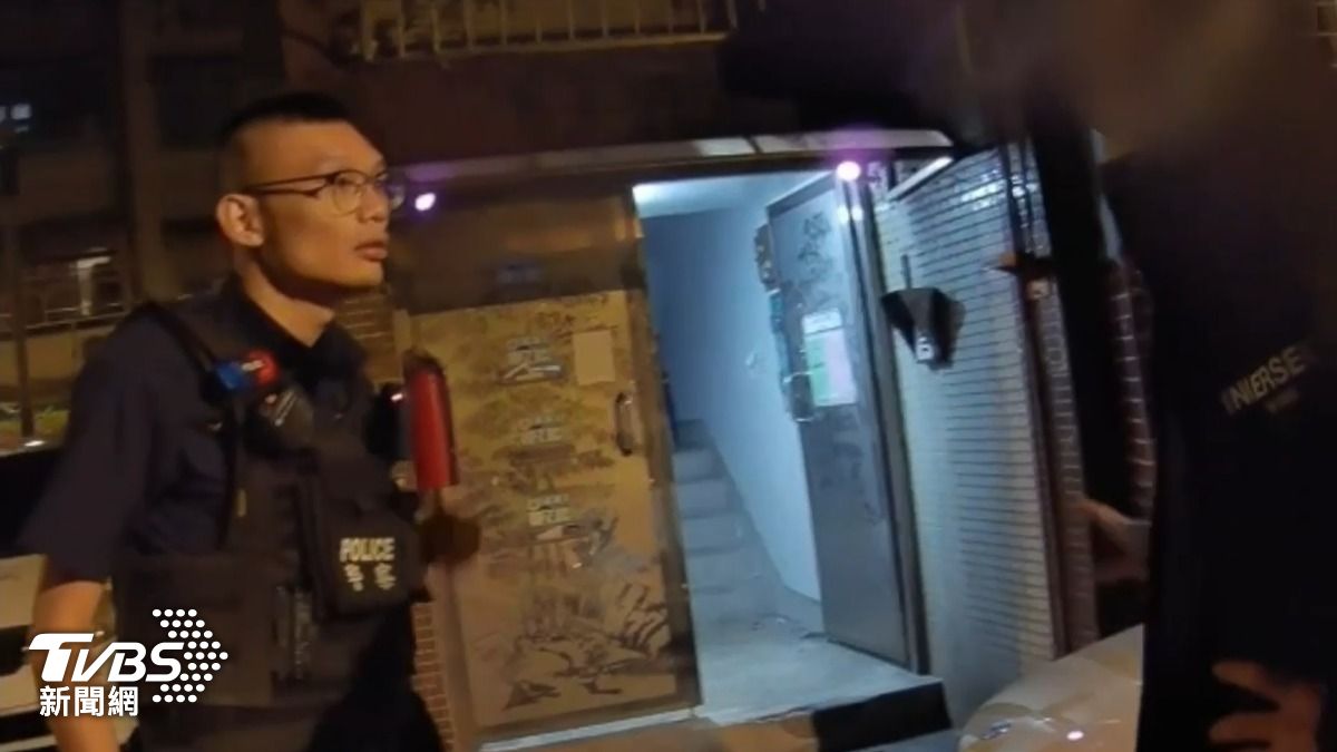 陳姓醉漢（右）不滿小轎車違規停在紅線上，竟持安全帽砸車，警方到場處理。（圖／TVBS）