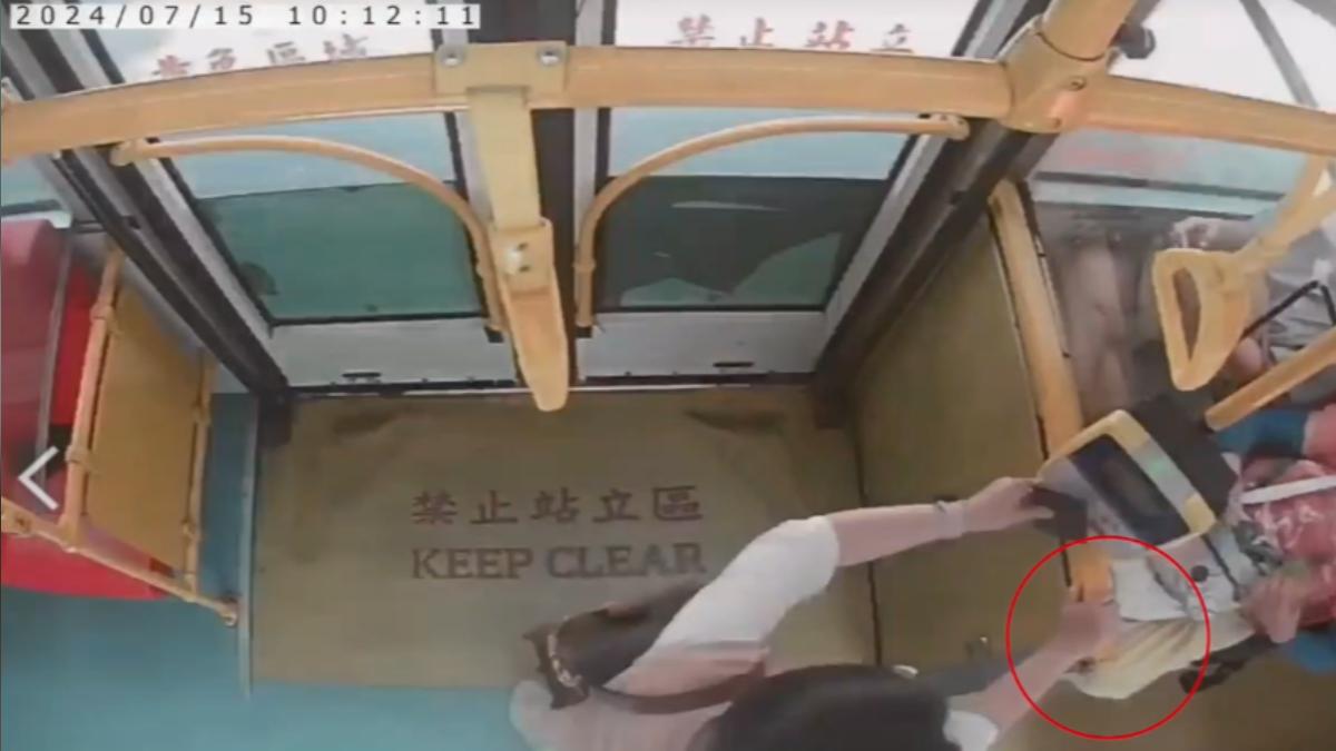 孕婦在公車跌倒前有握扶手。（圖／李明賢辦公室提供）