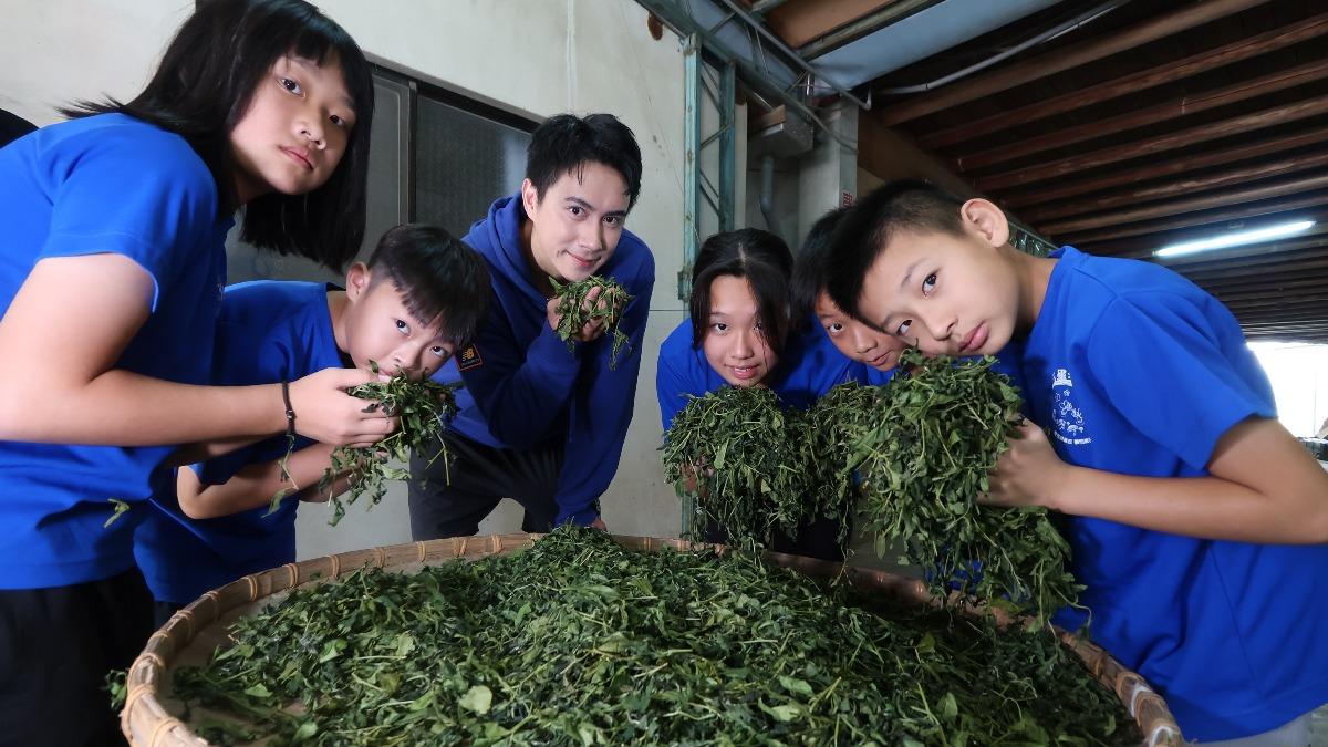 潘君侖為與孩子們打成一片，私下還會找姪兒姪女訓練。（圖／公視提供）