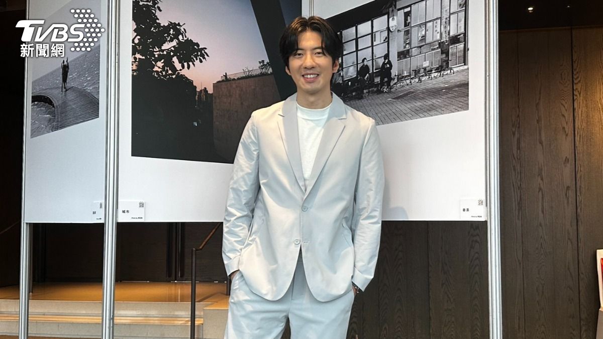 傅孟柏與自己的攝影作品合影。(圖/廖福生攝)