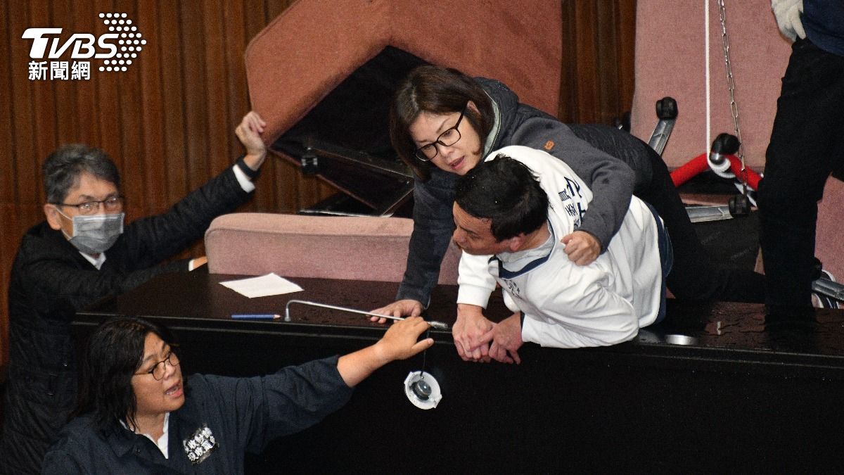 葉元之被壓在主席台。（圖／胡瑞麒攝）