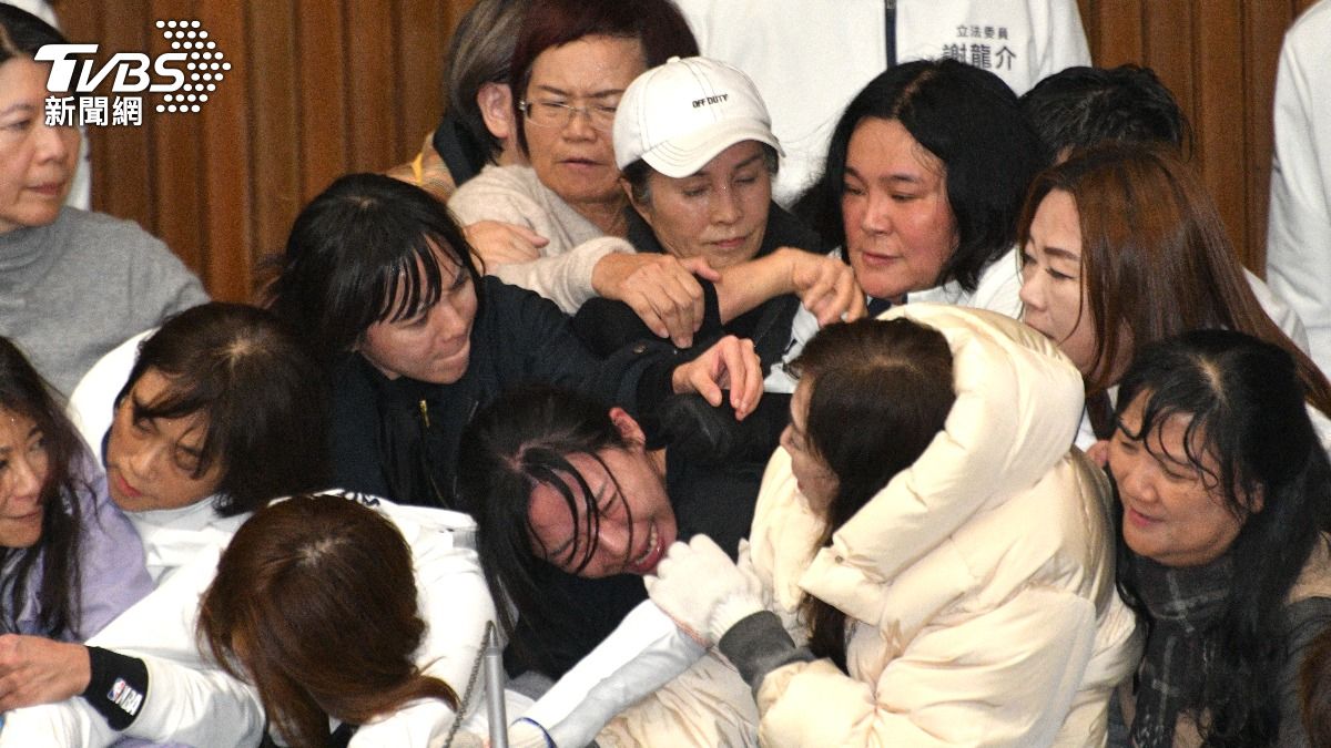 女綠委死守主席台！「金門坦克」陳玉珍強攻　黃捷一秒彈飛│TVBS新聞網