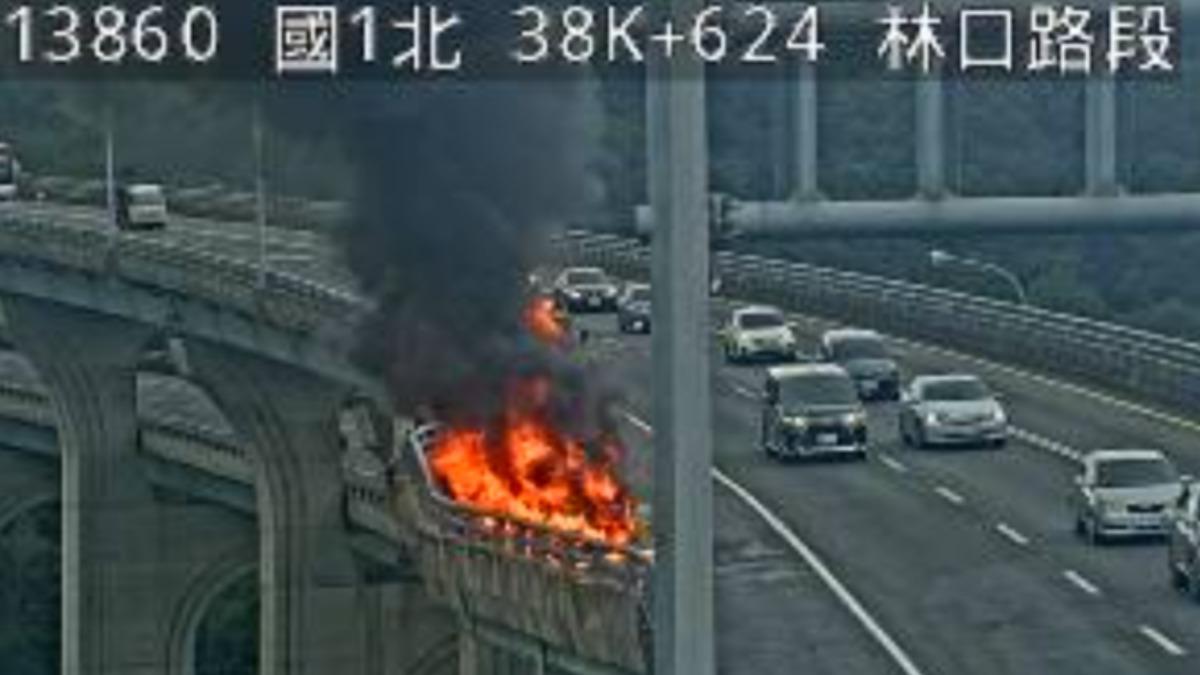 車輛在避車灣內遭大火吞噬。(圖/翻攝畫面) 車輛在避車灣內遭大火吞噬。(圖/翻攝畫面)