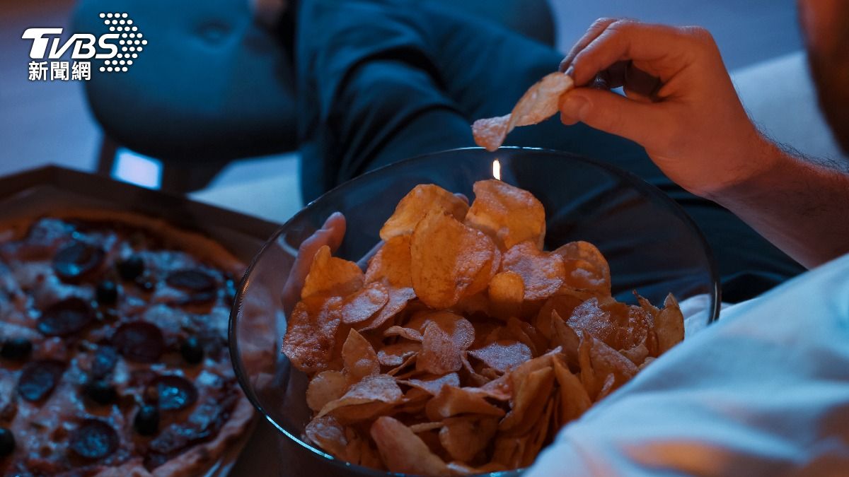 睡前吃宵夜是減肥大忌。（示意圖／shutterstock達志影像）