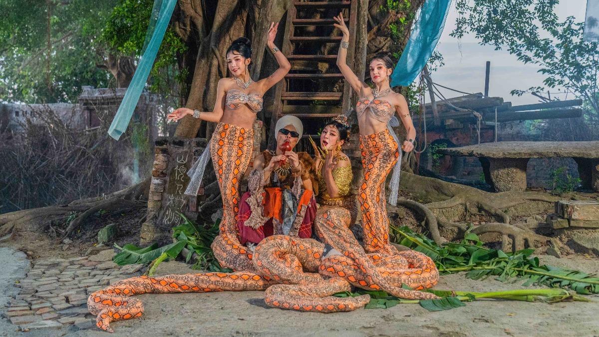 黃明志（左二）在MV裡上演英雄救美，救下扮演蛇精的王彩樺。（圖／亞洲通文創提供）