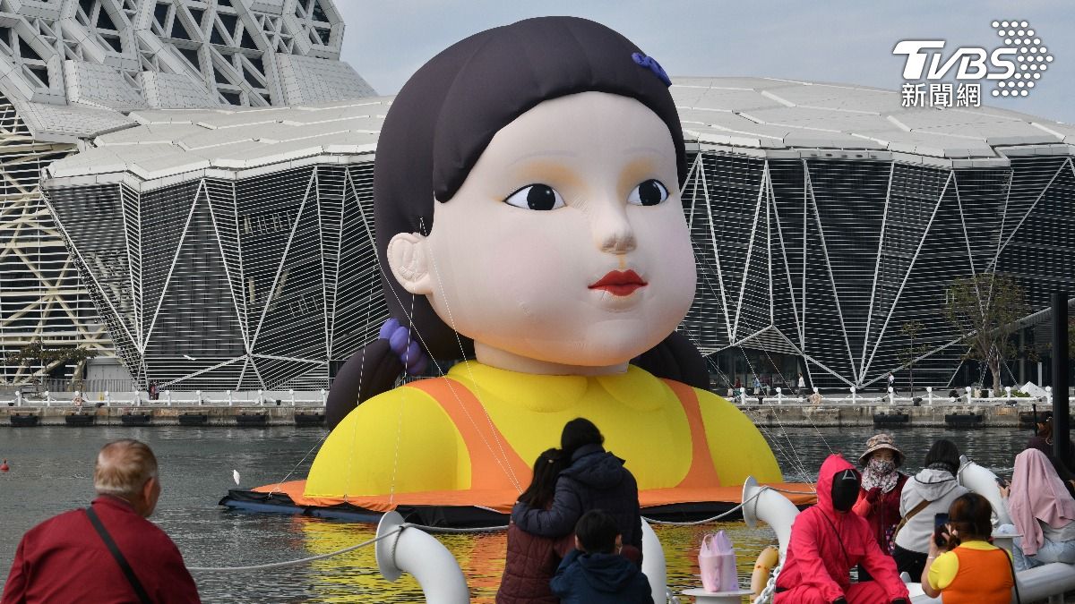 「魷魚遊戲」巨型英熙娃娃現身高雄港。（圖／胡瑞麒攝）