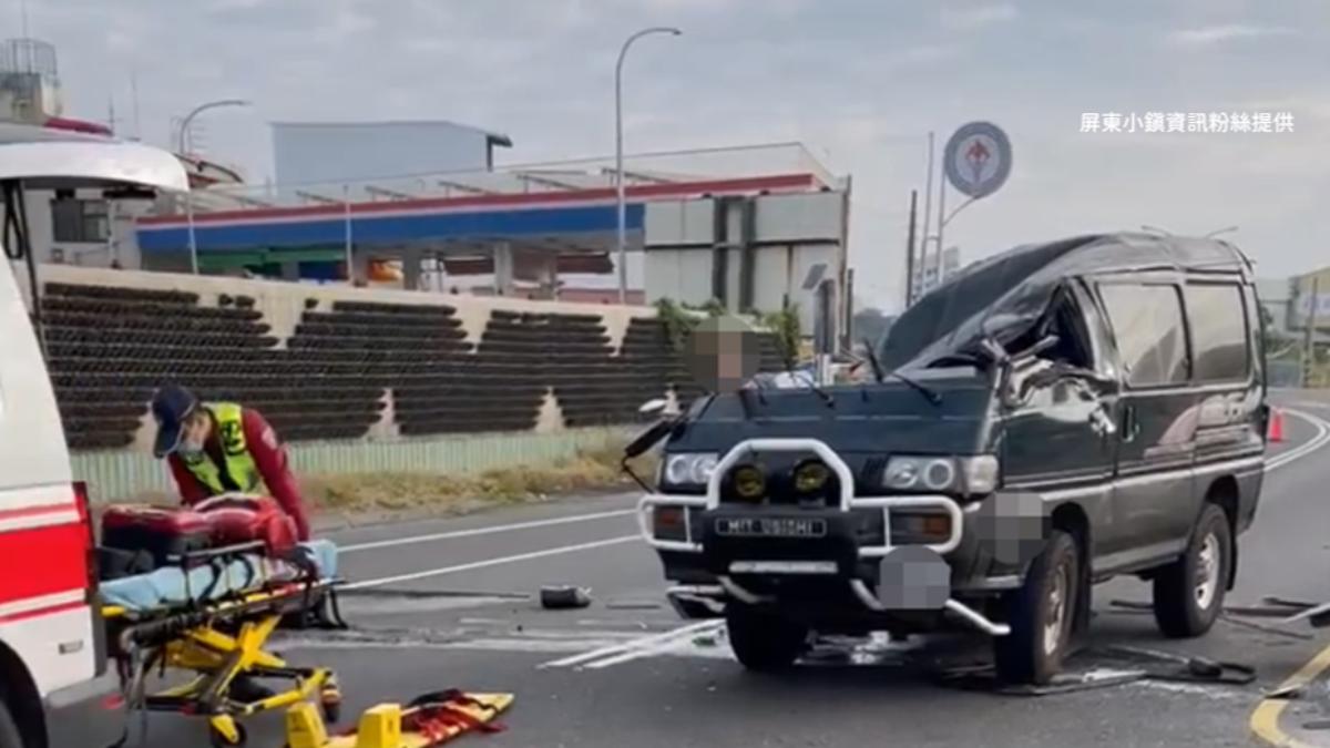 該名廂型車駕駛遭撞急忙送醫，白色轎車則肇事逃逸。（圖／翻攝自屏東小鎮資訊）