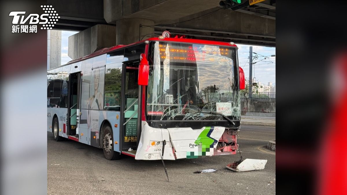 中鹿客運公車與轎車不知何故在建國北路上互撞。（圖／TVBS）