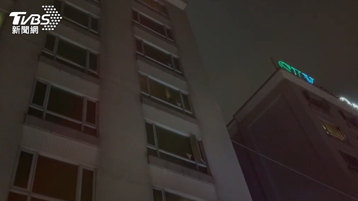 新北市中和區某商旅發生火警，目前還有一名韓籍旅客失聯中。（圖／TVBS）
