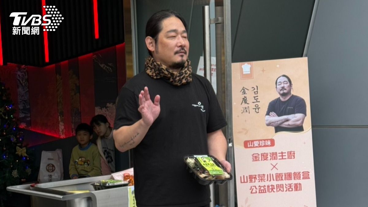 金度潤開心和台灣媒體打招呼。(圖/陳薈涵攝)