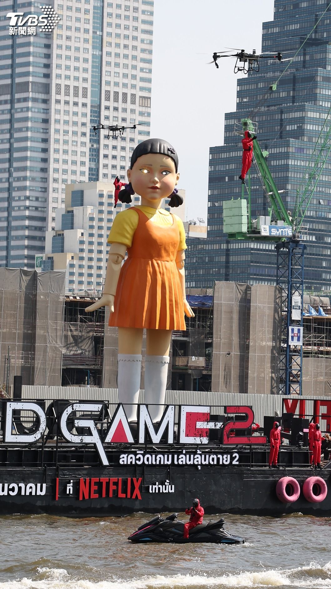 巨大英熙人偶不僅頭會擺動，眼睛還會發射雷射光。（圖／張哲鳴攝）