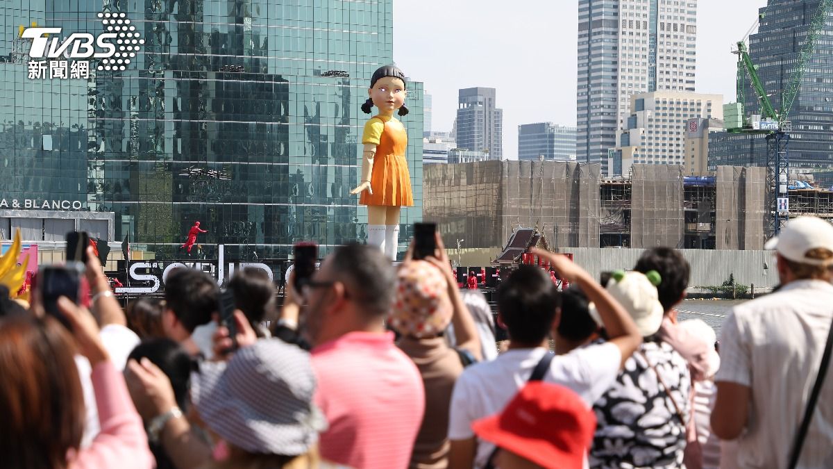 許多遊客擠在ICONSIAM碼頭爭睹英熙的風采。（圖／張哲鳴攝）