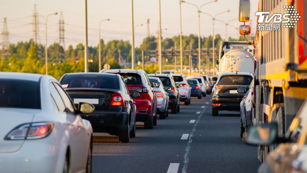 公路局19日宣布快速道路交通新制。（示意圖／shutterstock達志影像） 