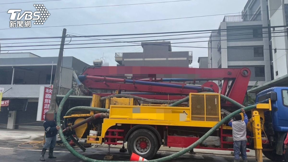 該名觸電男子當場無意識。（圖／TVBS）