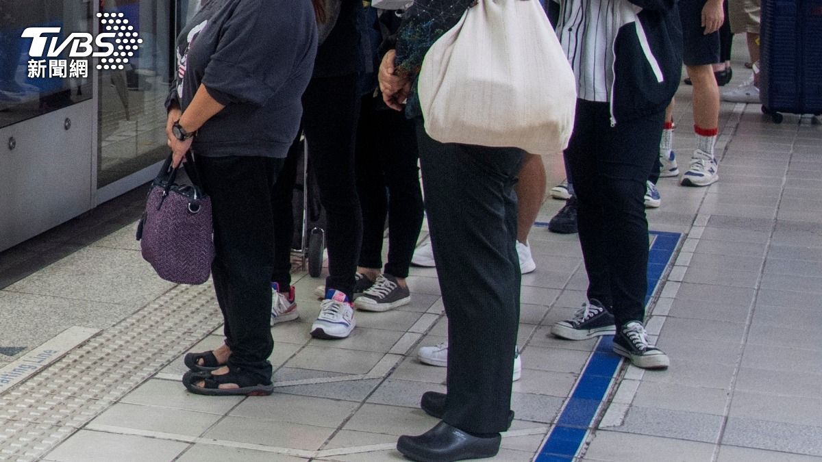 北捷車廂向來乾淨，但近期卻被乘客指出頻頻聞到尿騷味。（示意圖／Shutterstock達志影像）
