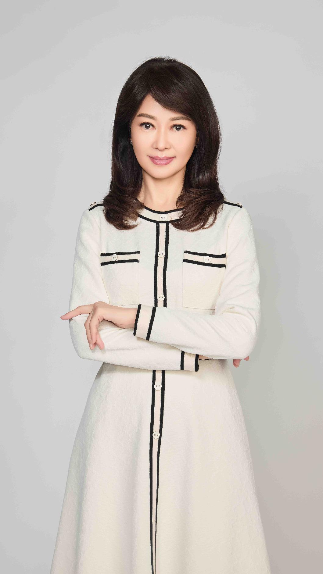 盧秀芳交出主持棒。（圖／中天提供）