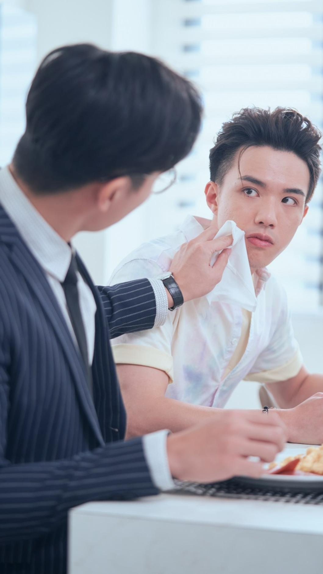 林家佑（左）替林詠傑擦嘴，令林詠傑心跳加速。（圖／大鴻藝術BIG ART提供）