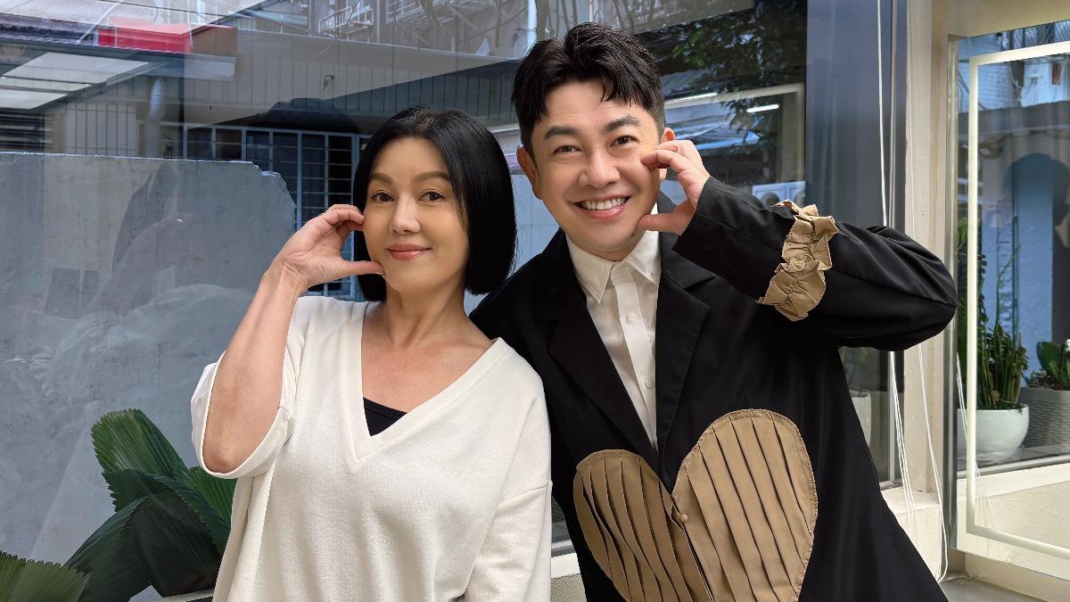 苗可麗（左）在李明川MV中演女女戀。（圖／產值娛樂提供）