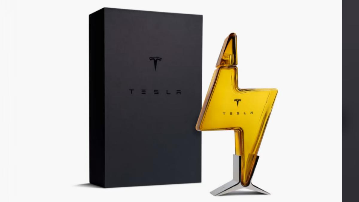 閃電造型龍舌蘭「Tesla Tequila」酒瓶。(圖/翻攝自特斯拉官網)