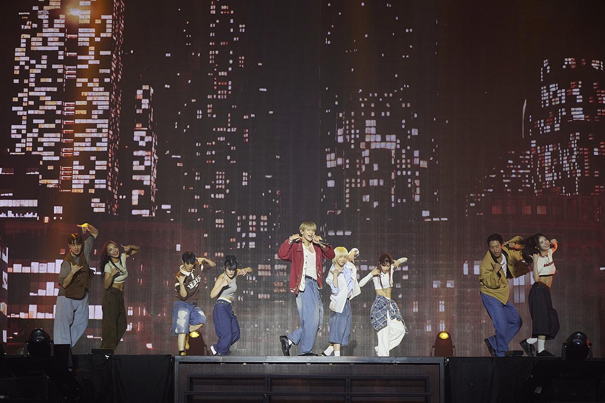 首爾演唱會上珉豪熱情載歌載舞。（圖／SM Entertainment提供）