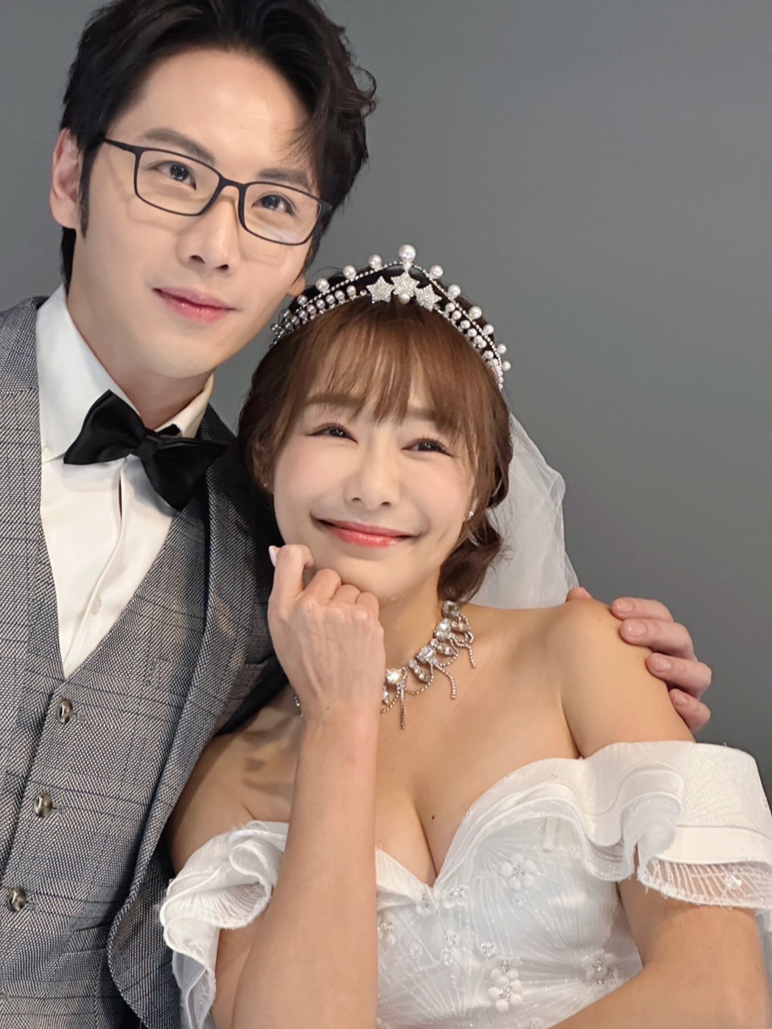 茵芙(右)身穿深V白紗,炸出豐滿上圍。(圖/J2 Plus 婚紗攝影提供)